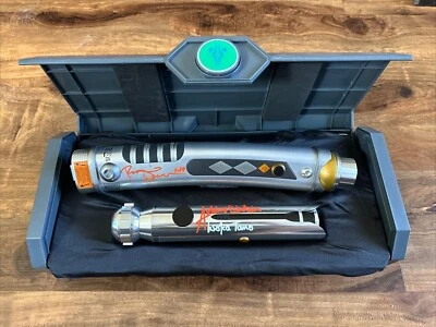 Punho de sabre de luz Star Wars Ahsoka ASSINADO Rosario Dawson Ashley Eckstein BAS PSA - Imagem 1 de 4