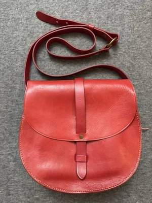 Bandolera Madewell de cuero rojo con cierre de solapa y forro a rayas azules/blancas Foto 1 de 4