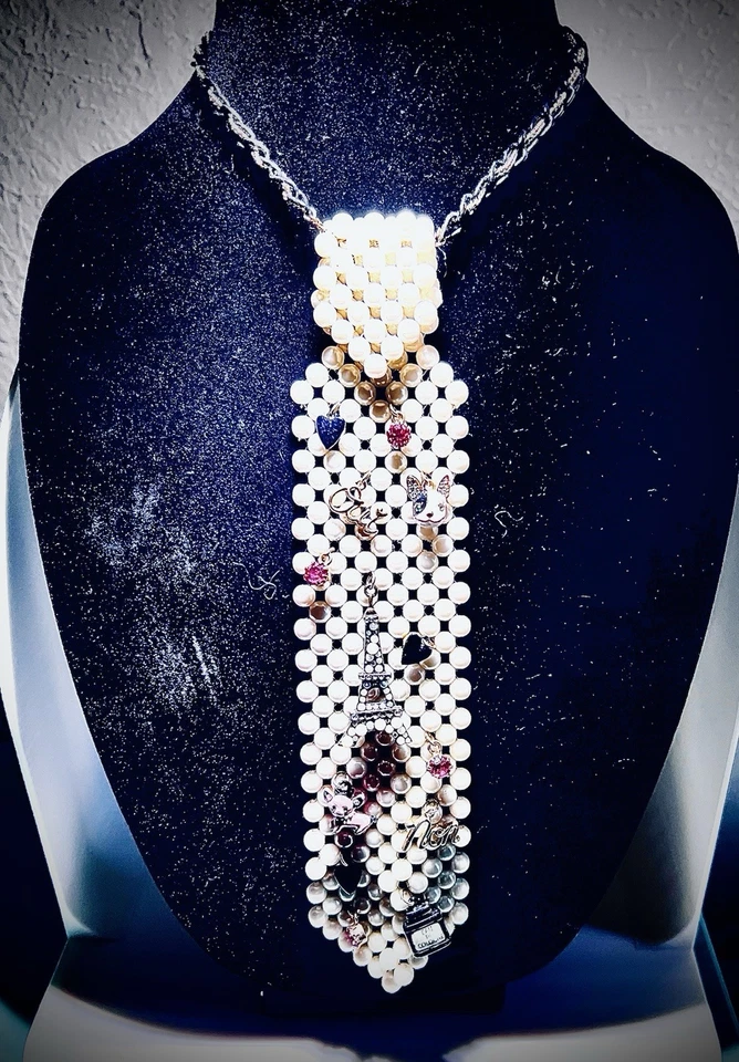 Colar Berloques Perfume Torre Eiffel Pérola Betsey Johnson Raro - Imagem 1 de 4