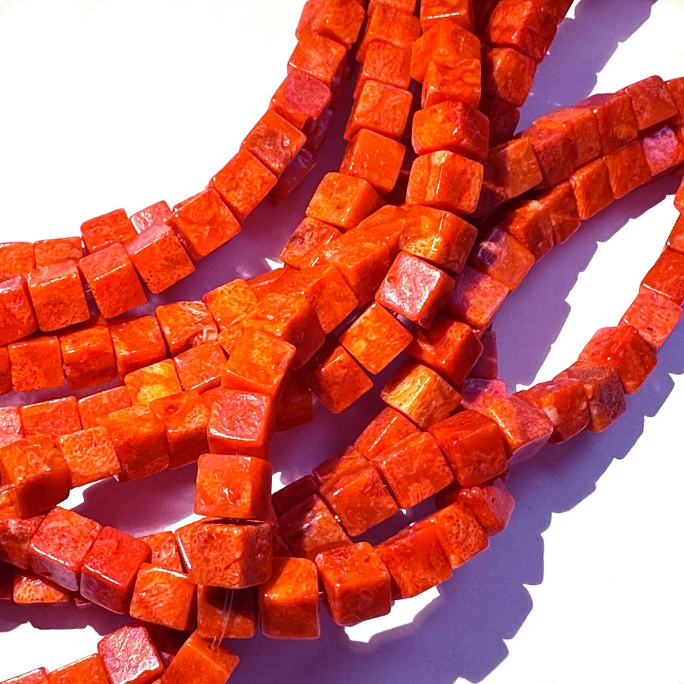 F2-05 - 6 MM SCHAUMKORALLE WÜRFEL STRANG GERADE GEBOHRT - Bild 1 von 1