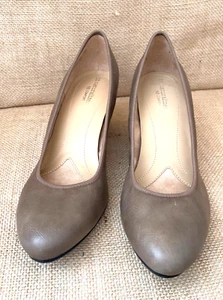 Naturalizer N5 bequeme hochhackige Naomi Damenschuhe Größe 9,5 Leder-Pumps taupe (AV8) - Bild 1 von 6