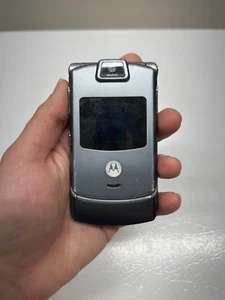 Cellulare Motorola RAZR V3 V3c flip grigio scuro testato FUNZIONANTE - Foto 1 di 20