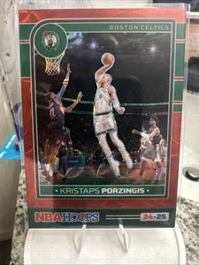 2024-25 Panini NBA Hoops Kristaps Portzingis #9 Scope Red Premium Prizm 4/49 - Foto 1 di 5