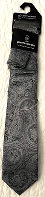 Gravata Pierre Cardin Designer, Bolso Quadrado e Corrente Prata - Padrão Paisley Cinza - Imagem 1 de 4