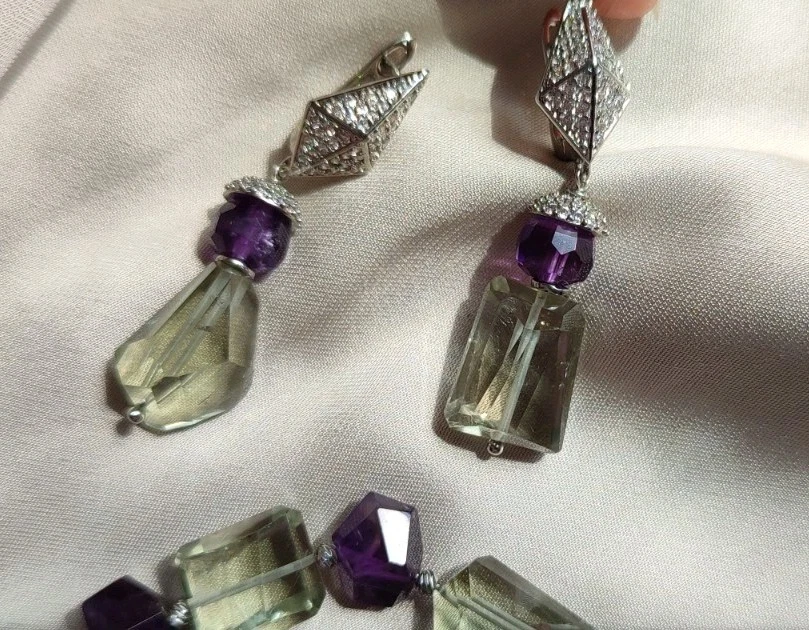 Einmalige Ohrhänger Mit Bezaubernden Amethysten Und Prasiolithen - Bild 1 von 4