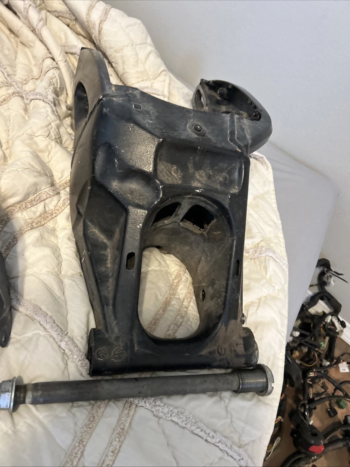 2006 2007 SUZUKI GSXR 600 750 OEM SWINGARM  - Image 1 of 3