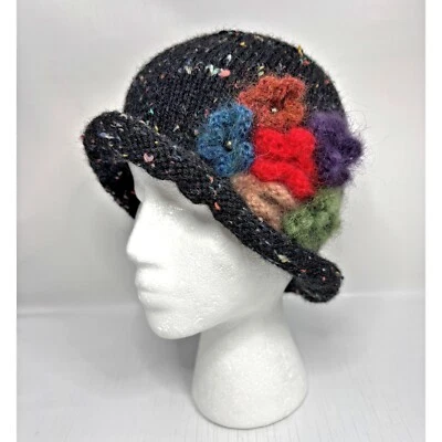 Sombrero Cloche de Invierno Tejido Negro Adornado Ala Enrollada Boho Floral Hecho a Mano S/M Foto 1 de 4
