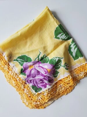 Pañuelo amarillo grande vintage con flores moradas Foto 1 de 4