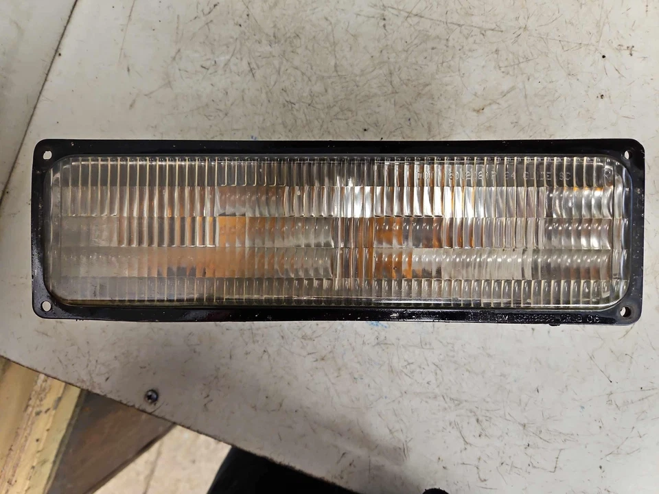 94-99 SUBURBAN 1500 Right Fog/Mark/Park Lamp Below Head Light Side Rh OEM - Image 1 of 4