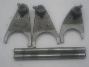 1982 SUZUKI GS650G GS G 650 TRANSMISSION GEAR SHIFT FORKS (3) AND GUIDE BARS - Picture 1 of 3