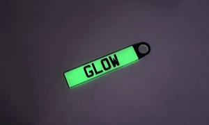 Glow in the Dark individuelles Nummernschild Schlüsselring jeder Text Auto Fahrrad personalisiert 3D - Bild 1 von 10