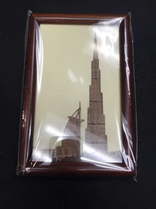 Arabian Treasures ARCH Burj Khalifa y Burj Al-Arab talla en madera hecha a mano - Imagen 1 de 1