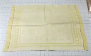 VINTAGE: Mantel/Corredor - 23" x 15" - lino amarillo (?) - bonito - Imagen 1 de 2