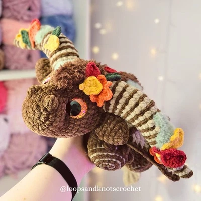 Peluche de dragón de ganchillo hecho a mano - temática de otoño con cuernos y ojos especiales Foto 1 de 4