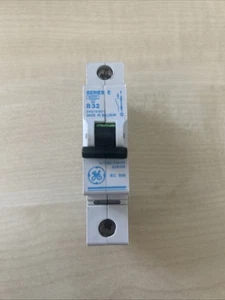 Disyuntor GE Serie E 32 Amp Tipo B MCB B32 - Imagen 1 de 1