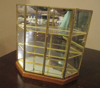 Gabinete de vidrio de latón Curio miniatura vitrina mesa DE COLECCIÓN 8 3/4 ” POLVORIENTO Foto 1 de 4