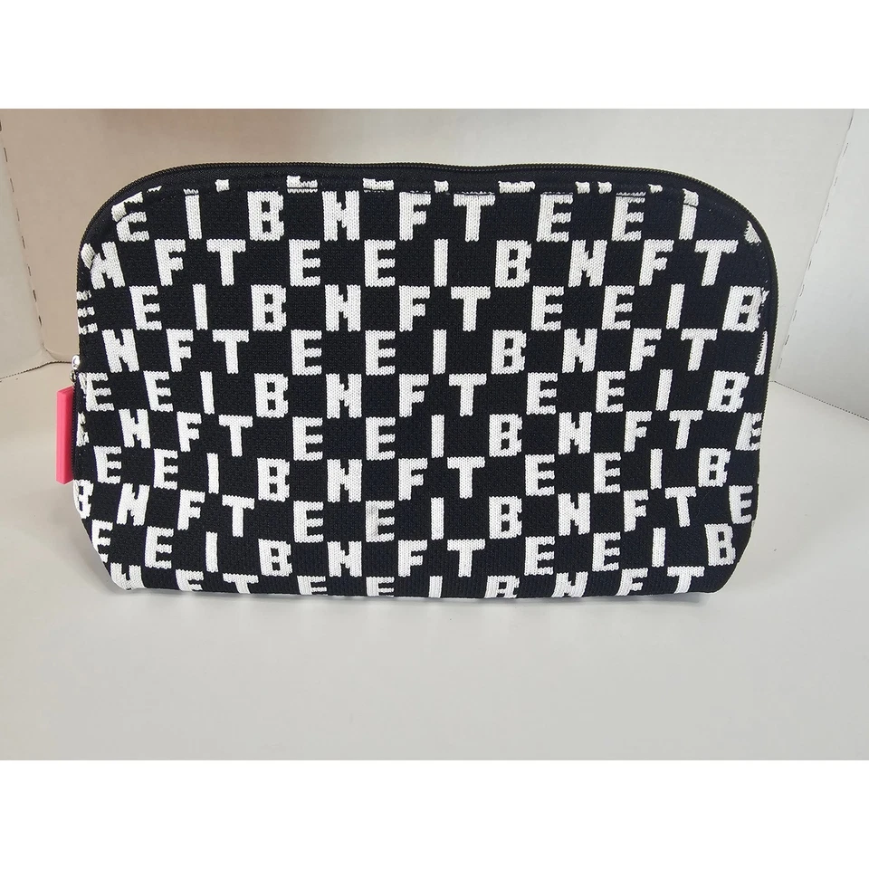 Bolsa de cosméticos Benefit Cosmetics negra blanca tejida con monograma - Material reciclado Foto 1 de 4