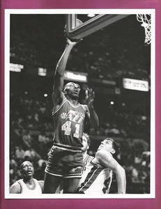 Foto de prensa Malcolm Emmons 1989 Jazz Thurl Bailey 8x10 - Imagen 1 de 2
