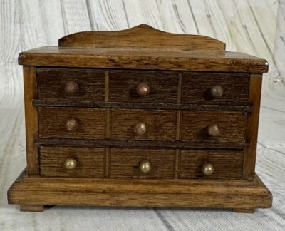 Cajonera vintage miniatura para casa de muñecas Concord dormitorio Foto 1 de 4