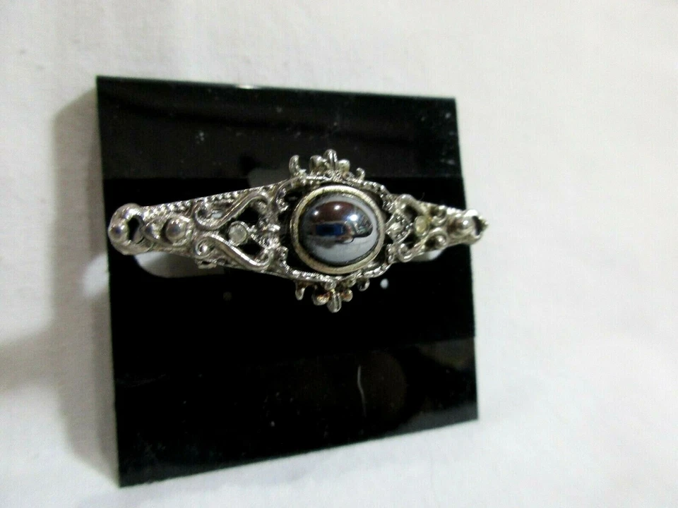 Broche sin firmar delicado tono plata con pedrería y piedra carbón Foto 1 de 1