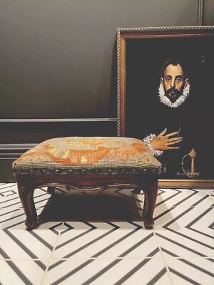 REPOSAPIÉS impecable hecho a mano tonos cálidos floral punta de aguja con base de madera tallada Foto 1 de 4