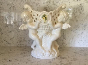 KERAMIKVASE CHERUB / ENGEL FIGURAL mit gelben Rosen 9"" breit x 10,25"" hoch - Bild 1 von 6