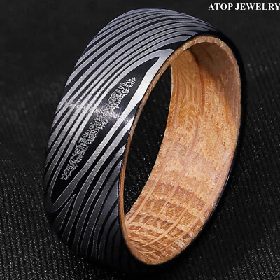 Anillo de boda de 8 mm para hombre de acero Damasco negro con barril de whisky manga de madera Foto 1 de 4