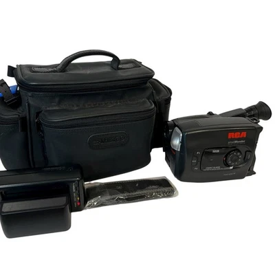 RCA Small Wonder VHS-C Camcorder Model CC632 1996 With Bag Charger 14X Zoom - Image 1 of 4