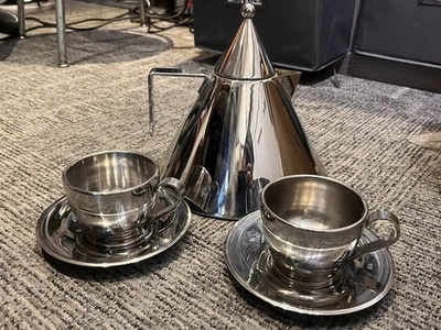 Hervidor de agua espresso Alessi 90017 IL Conico con tazas y platos de espresso’s Foto 1 de 4