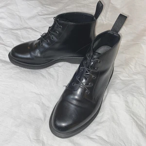 Botín Dr Martens Emmeline de cuero liso con cordones negro para mujer talla US 7 - Imagen 1 de 12