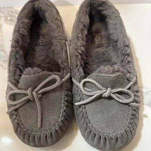 Womens gray UGG Moccasin Slippers Size 8 - Picture 1 of 8