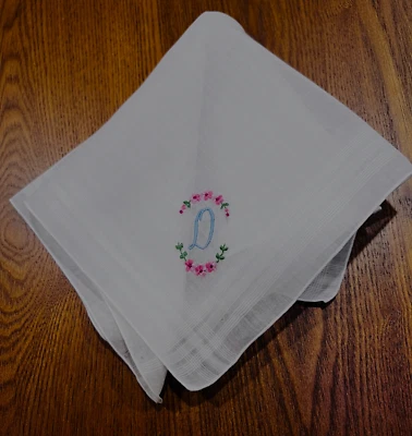 Pañuelo Bordado Blanco Hecho en Suiza "D" Monograma Todo Algodón, Floral 1212" Foto 1 de 4