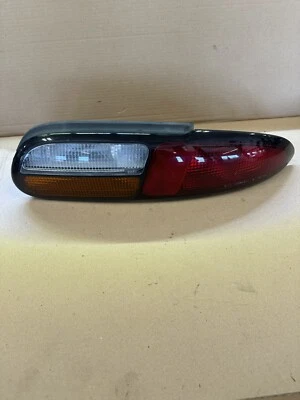 ✅⭐️ Lámpara de luz trasera derecha del lado del pasajero Chevrolet Camaro 1993-2002 OEM Foto 1 de 4