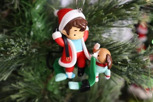Hallmark 2022 Young Santa ~ 1er en la serie Young Santa's - Imagen 1 de 3