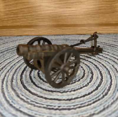 Rare taille-crayon en forme de canon en métal vintage, dessins, collections - Photo 1/4