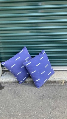 Juego de 2 almohadas cuadradas para exteriores azul marino guiones blancas Foto 1 de 3