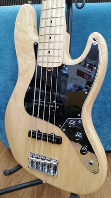 Bajo Jazz Fender USA American Pro 5 Cuerdas V Natural con Estuche Rígido Foto 1 de 4