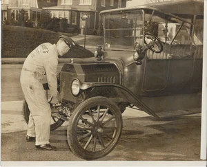 Asistente de estación de servicio Delaware Esso 1930 que la enciende - Imagen 1 de 2