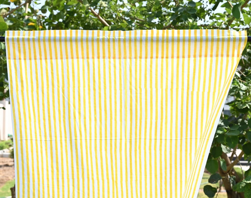 Juego de 2 cortinas de ventana de algodón indio con estampado de bloques a rayas amarillas Foto 1 de 4