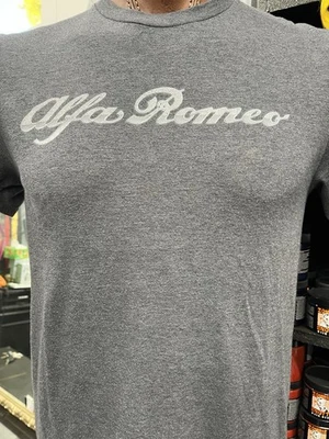 Camiseta de manga corta para hombre Alfa Romeo gris medio Jake Sweeney Foto 1 de 4