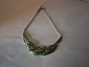 *Vintage Monet Damen Choker Halskette goldfarben Metall & grüne Emaille BLATT DESIGN - Bild 1 von 9