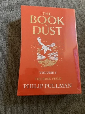 The Rose Field The Book of Dust Vol Three Exclusive Deluxe Slipcase Edition  Foto 1 de 4