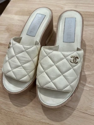 Сандалии деревянные на платформе стеганые кремовые с логотипом Chanel CC 38 - Изображение 1 из 4