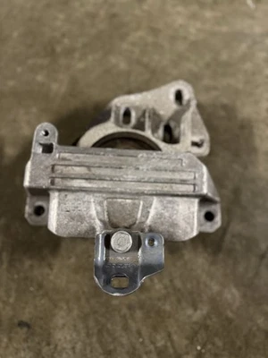 Support Moteur Mercedes Classe A W177 A2472403200 - Photo 1/2