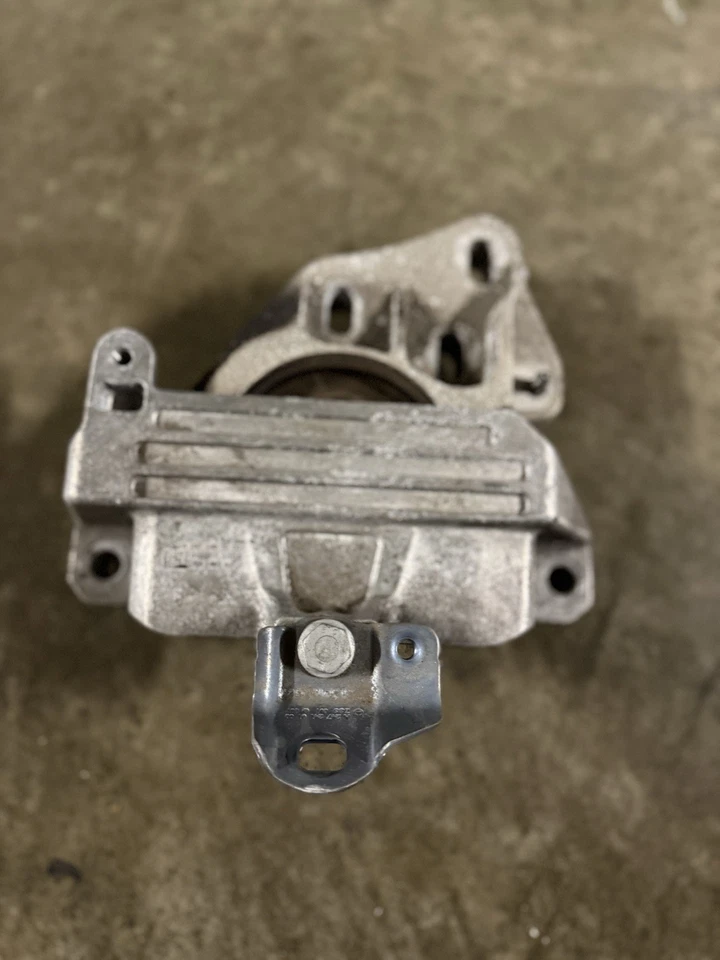 Support Moteur Mercedes Classe A W177 A2472403200 - Photo 1/2