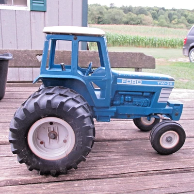 Ertl 1/12 Scale TW35 Ford Toy Tractor with rear Duals Used USA 14" L - Image 1 of 4