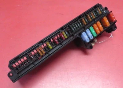 BMW 525i E60 2006-2007 OEM DELANTERO DERECHO TRASERO GUANTERA CAJA DE CONEXIONES DE FUSIBLES Foto 1 de 4