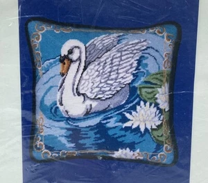 Almohada de punta de aguja Candamar Designs “Water Lily Swan” #30864 14” - Imagen 1 de 5