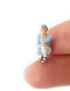 Modellino figura dipinto BN 1:64 natura resina diorama accovacciato pensante donna - Foto 1 di 1