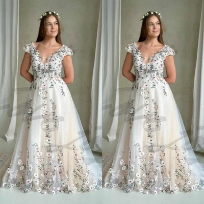 Vestidos de novia florales de encaje vintage con tren de corte cuello en V profundo Foto 1 de 4